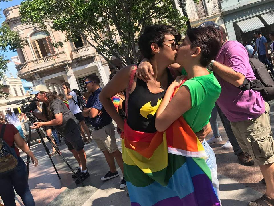 Besada pública por la diversidad y contra la discriminación en Prado, La Habana. Foto: Angela Laksmi.