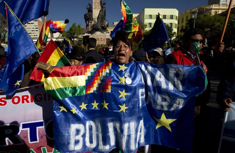 Una mujer grita pidiendo un fallo favorable a Bolivia en la Corte Internacional de Justicia en La Paz, Bolivia, este lunes 1 de octubre de 2018. La corte con sede en La Haya rechazó una solicitud de Bolivia para que sus jueces ordenen a Chile negociar una forma de otorgar a Bolivia acceso al océano Pacífico. Foto: Juan Karita / AP.