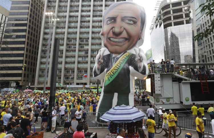 Un enorme globo con la forma del candidato presidencial Jair Bolsonaro, durante una manifestación en la Avenida Paulista de Sao Paulo, Brasil. Foto: Andre Penner/AP.