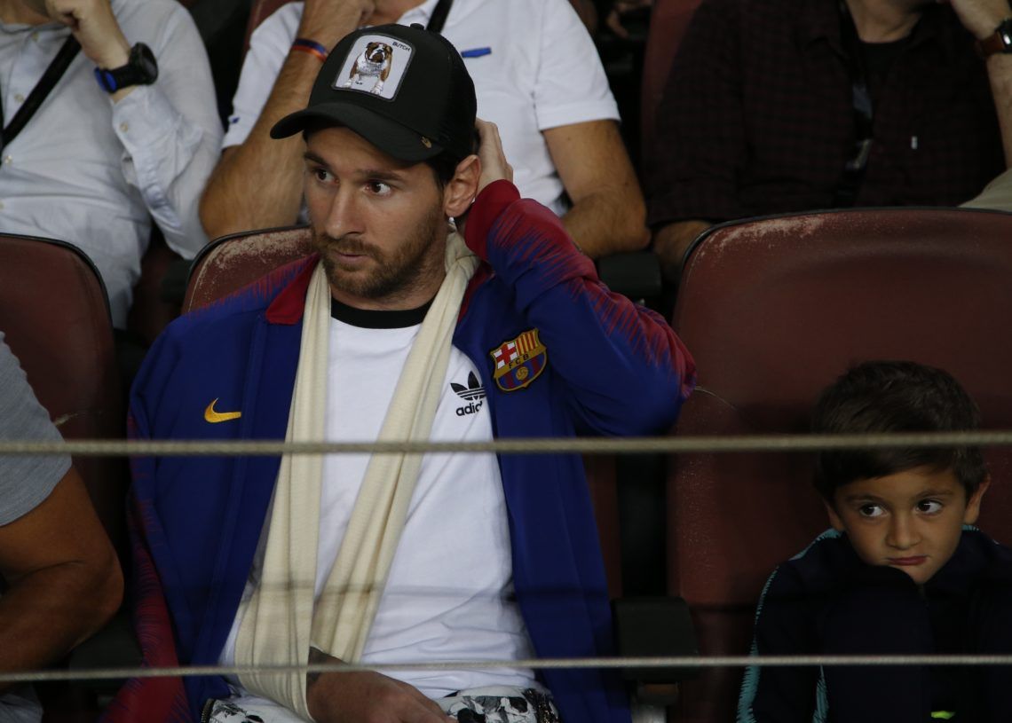 Messi observó desde la grada, junto a su hijo, el triunfo del Barca. (AP Foto/Emilio Morenatti)