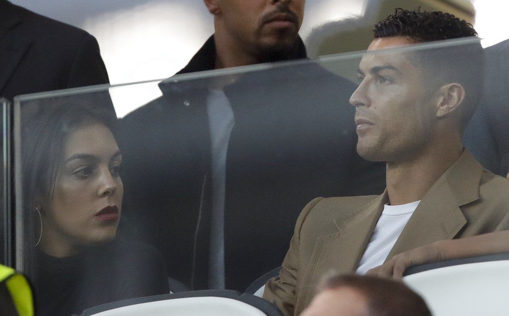 El delantero de la Juventus Cristiano Ronaldo y su pareja Georgina en la tribuna previo al partido contra Young Boys en la Liga de Camoeones, en el estadio Allianza de Turín, el martes 2 de octubre de 2018. Foto: Luca Bruno / AP.