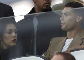 El delantero de la Juventus Cristiano Ronaldo y su pareja Georgina en la tribuna previo al partido contra Young Boys en la Liga de Camoeones, en el estadio Allianza de Turín, el martes 2 de octubre de 2018. Foto: Luca Bruno / AP.