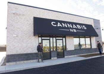 El exterior de la tienda Cannabis NB en Fredericton, New Brunswick, Canadá, el martes 16 de octubre de 2018. (Stephen MacGillivray/The Canadian Press via AP)