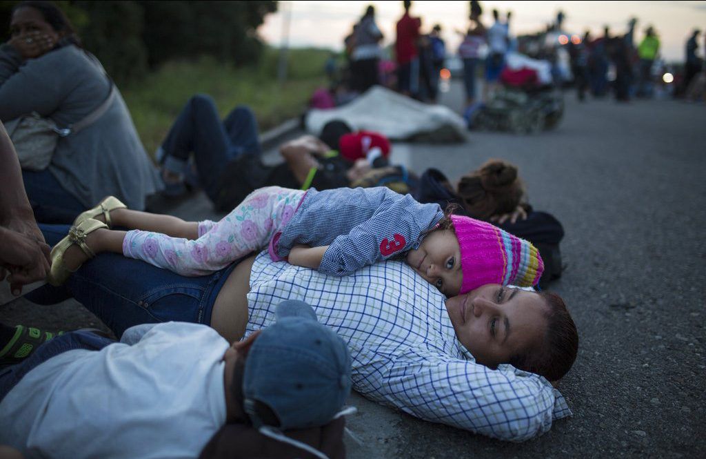 Migrantes centroamericanos descansan durante su viaje por México, rumbo a los EE.UU., el 29 de octubre de 2018. Foto: Rodrigo Abd / AP.