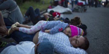 Migrantes centroamericanos descansan durante su viaje por México, rumbo a los EE.UU., el 29 de octubre de 2018. Foto: Rodrigo Abd / AP.