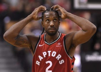Kawhi Leonard, de los Raptors de Toronto, reacciona durante el encuentro de la NBA ante los Cavaliers de Cleveland, el miércoles 17 de octubre de 2018 (Nathan Denette/The Canadian Press via AP)