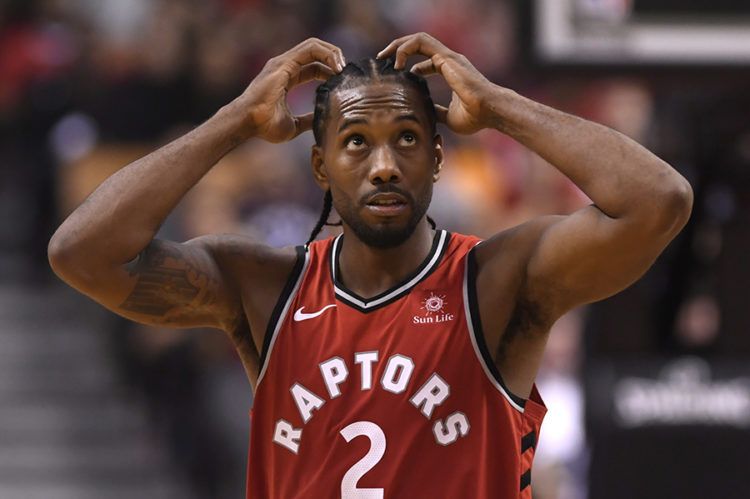 Kawhi Leonard, de los Raptors de Toronto, reacciona durante el encuentro de la NBA ante los Cavaliers de Cleveland, el miércoles 17 de octubre de 2018 (Nathan Denette/The Canadian Press via AP)