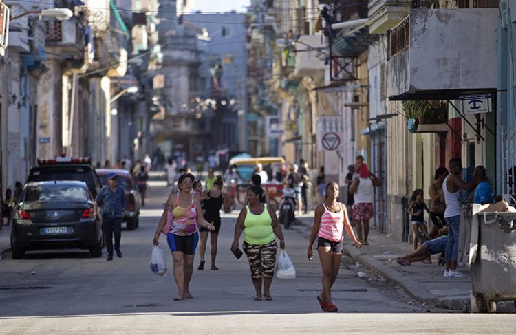 Vista general del barrio de Centro Habana este jueves 20 de septiembre del 2018, donde fueron rescatadas dos españolas tras viajar a Cuba supuestamente engañadas por una santera. Foto: Yander Zamora / EFE.