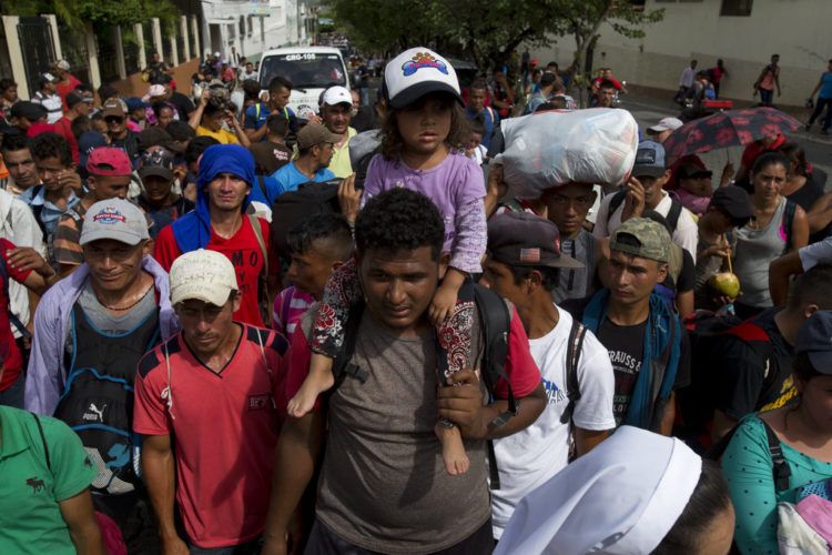 Los migrantes hondureños que intentan llegar a Estados Unidos comienzan su día saliendo de Chiquimula, Guatemala, el miércoles 17 de octubre de 2018.  (AP Foto / Moises Castillo)