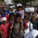 Los migrantes hondureños que intentan llegar a Estados Unidos comienzan su día saliendo de Chiquimula, Guatemala, el miércoles 17 de octubre de 2018.  (AP Foto / Moises Castillo)