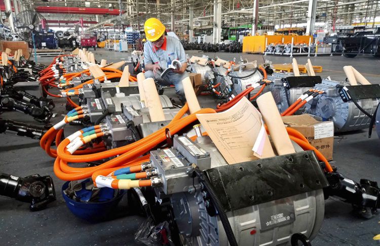 Trabajador en una fábrica de partes de automóviles en Liaocheng, en la provincia de Shandong, en el este de China. Foto: Chinatopix vía AP.