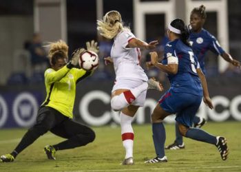 La selección cubana de fútbol femenino (de azul) fue goleada por Canadá en el Premundial de la Concacaf que se desarrolla en Estados Unidos. Foto: concacaf.com