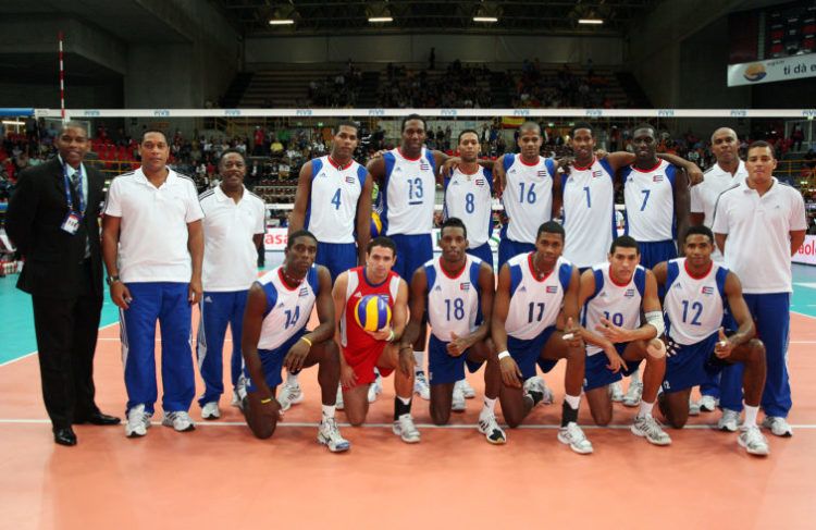 Los 12 jugadores, junto al colectivo técnico, que defendieron los colores de Cuba y ganaron plata en el Mundial de Voleibol del 2010. Foto: FIVB