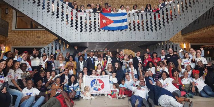 Foto de archivo de emigrados cubanos en Europa durante un encuentro de tres días en Bruselas, en 2018. Foto: @SoberonGuzman / Twitter / Archivo.