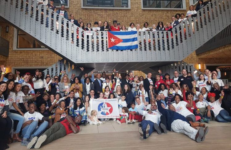 Foto de archivo de emigrados cubanos en Europa durante un encuentro de tres días en Bruselas, en 2018. Foto: @SoberonGuzman / Twitter / Archivo.