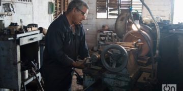 La empresa Cítricos Ceiba ha debido apelar a la innovación de sus trabajadores ante la escacez de piezas de repuesto. Foto: Otmaro Rodríguez.