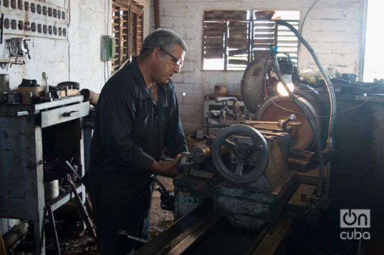 La empresa Cítricos Ceiba ha debido apelar a la innovación de sus trabajadores ante la escacez de piezas de repuesto. Foto: Otmaro Rodríguez.