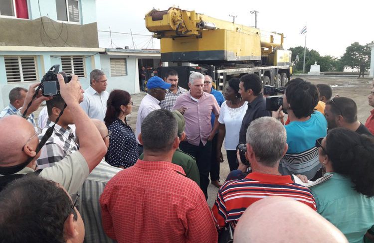 Miguel Díaz-Canel (centro) visita el poblado de Batabanó, al sur del occidente cubano para conocer los daños causados por el huracán Michael. La imagen fue publicada por el presidente cubano en su recién estrenada cuenta en Twitter. Foto: @DiazCanelB / Twitter.