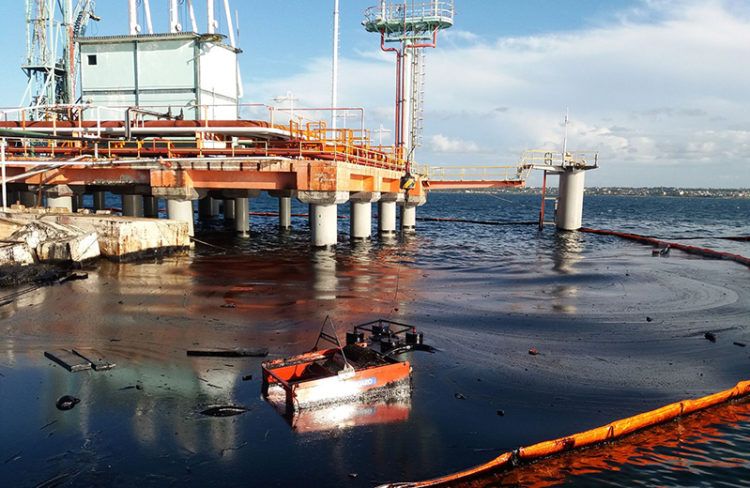 Derrame de petróleo en la bahía de Matanzas, el 4 de octubre de 2018. Foto: TV Yumurí.