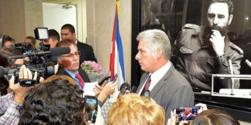 Miguel Díaz-Canel habla con la prensa cubana sobre su viaje a Nueva York. Foto: Estudios Revolución.