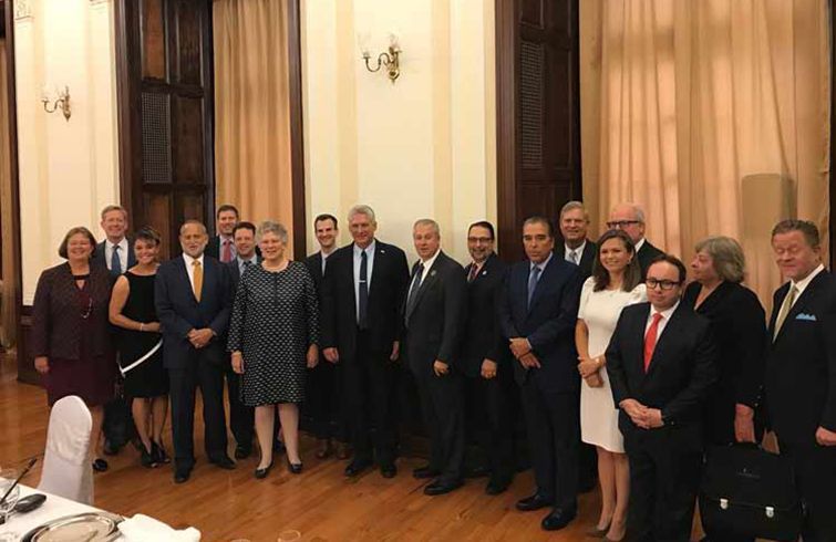 El presidente cubano, Miguel Díaz-Canel, noveno de izquierda a derecha, junto a empresarios estadounidenses del sector agrícola durante un encuentro en Nueva York. Foto: Prensa Latina.