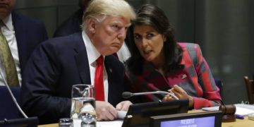 El presidente Donald Trump habla con Nikki Haley, todavía embajadora de EEUU ante la ONU, durante la Asamble General de Naciones Unidas, el lunes 24 de septiembre del 2018. Foto: Evan Vucci / AP.