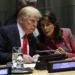 El presidente Donald Trump habla con Nikki Haley, todavía embajadora de EEUU ante la ONU, durante la Asamble General de Naciones Unidas, el lunes 24 de septiembre del 2018. Foto: Evan Vucci / AP.