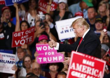 Donald Trump en un mitin de campaña el viernes 19 de octubre de 2018 en Mesa, Arizona. Foto: Matt York / AP.