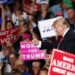 Donald Trump en un mitin de campaña el viernes 19 de octubre de 2018 en Mesa, Arizona. Foto: Matt York / AP.