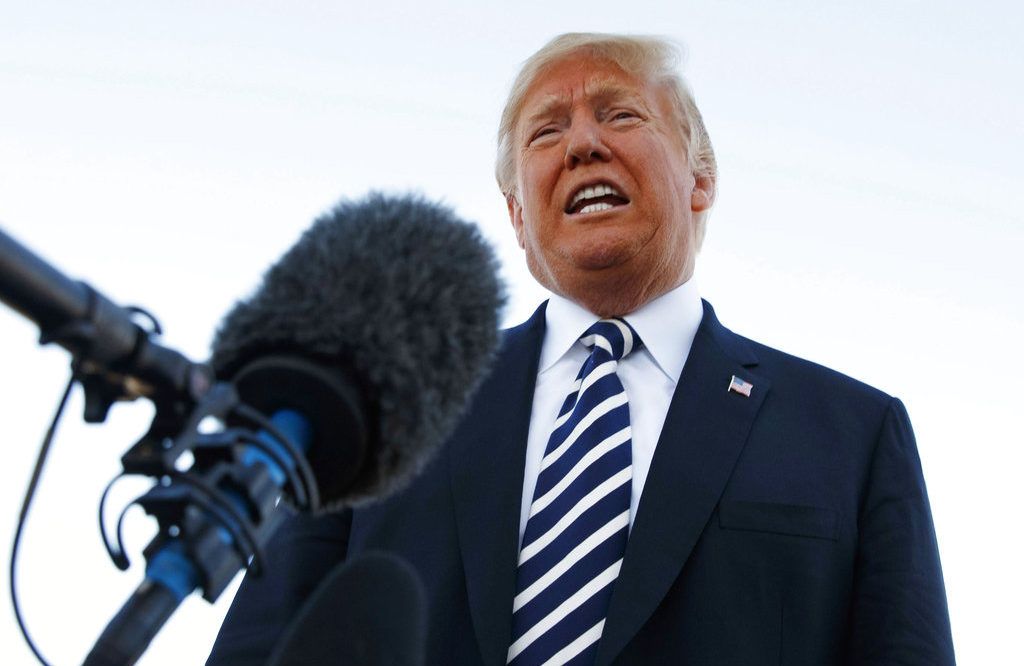 El presidente Donald Trump hace declaraciones a la prensa antes de abordar el avión presidencial Air Force One en el aeropuerto regional Elko, en Elko, Nevada, al término de un acto de campaña, el sábado 20 de octubre de 2018. Foto: Carolyn Kaster / AP.