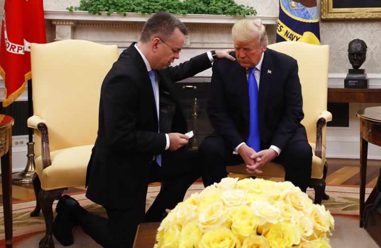 El presidente Donald Trump ora con el pastor estadounidense Andrew Brunson en la Oficina Oval de la Casa Blanca en Washington, el sábado 13 de octubre de 2018, tras la liberación de Brunson en Turquía. Foto: Jacquelyn Martin / AP.
