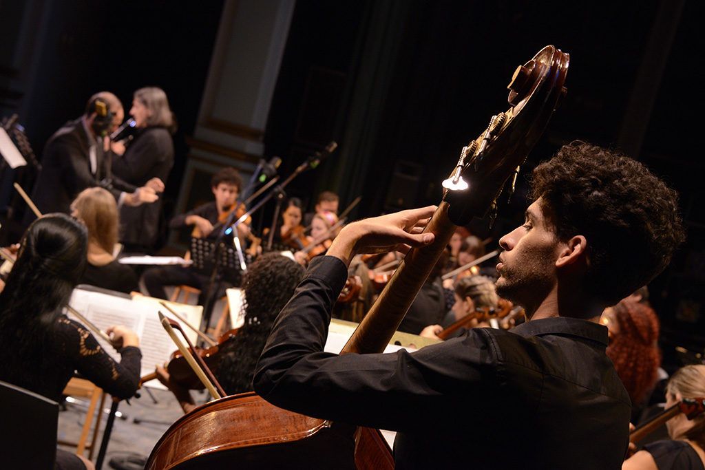 Orquesta del Lyceum Mozartiano de La Habana, dirigida por el Maestro José A. Méndez. Foto: Nestor Martí.