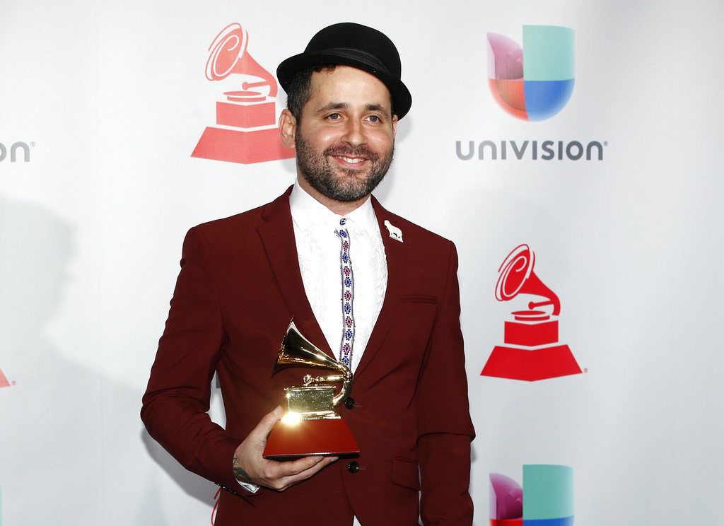 En esta foto del 16 de noviembre del 2017, Eduardo Cabra posa en la sala de prensa tras ganar el Latin Grammy al productor del año en Las Vegas. Cabra lanzó el viernes 19 de octubre del 2018 su primer álbum post Calle 13 con su nuevo proyecto Trending Tropics, con Vicente García. El músico puertorriqueño laureado con 24 Latin Grammys está nominado a otros tres, incluyendo nuevamente a productor del año. Foto: Eric Jamison / Invision / AP.