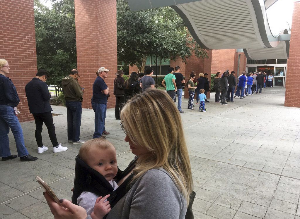 Cola en Texas el lunes 22 de octubre de 2018 para votar en las adelantadas. Foto: David Koenig/AP.