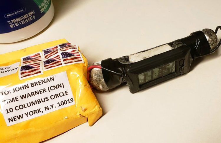 Foto obtenida el 24 de octubre del 2018 del paquete y el dispositivo explosivo enviado al ex director de la CIA John Brennan a las oficinas de CNN en Nueva York. Foto: ABC News vía AP.