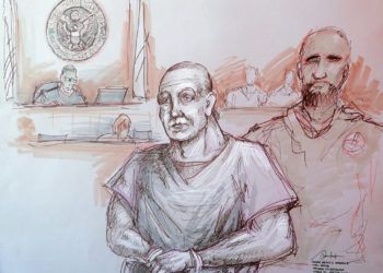 Bosquejo de la escena en que Cesar Sayoc (izq) el acusado de los atentados con explosivos en Estados Unidos en el tribunal de Miami el 29 de octubre del 2018. Daniel Pontet vía AP.