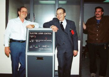 En esta foto sin fecha distribuida por Fred Leuchter, centro, se ve la consola de control de la silla eléctrica construida por él. Foto: Cortesía de Fred Leuchter vía AP.