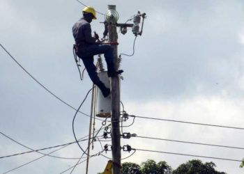 Movilizados de cinco provincias han apoyado la recuperación del servicio eléctrico en Pinar del Río tras el paso del huracán Michael. Foto: Granma.