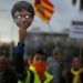 Un manifestante partidario de la independencia de Cataluña sostiene una máscara del exlíder catalán Carles Puigdemont durante una protesta en Barcelona, España, el domingo 25 de marzo de 2018. Foto: Manu Fernández / AP.