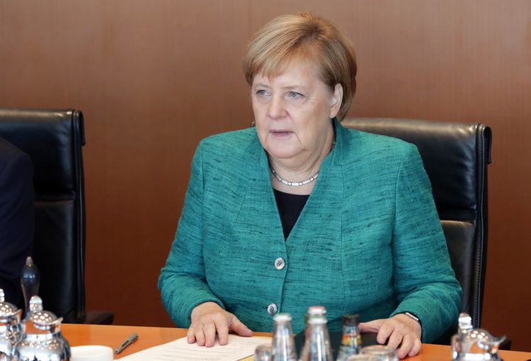 La canciller de Alemania, Angela Merkel, durante la reunión semanal de su gobierno en la cancillería, en Berlín, el 2 de octubre de 2018. Foto: Michael Sohn / AP.