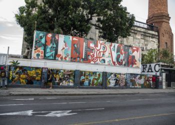 Los muros exteriores de FAC se convierten en un gran mural de la mano de la residencia artística "Se Permuta", una mezcla entre artistas pernambucanos y cubanos. Foto: Cortesía FAC.
