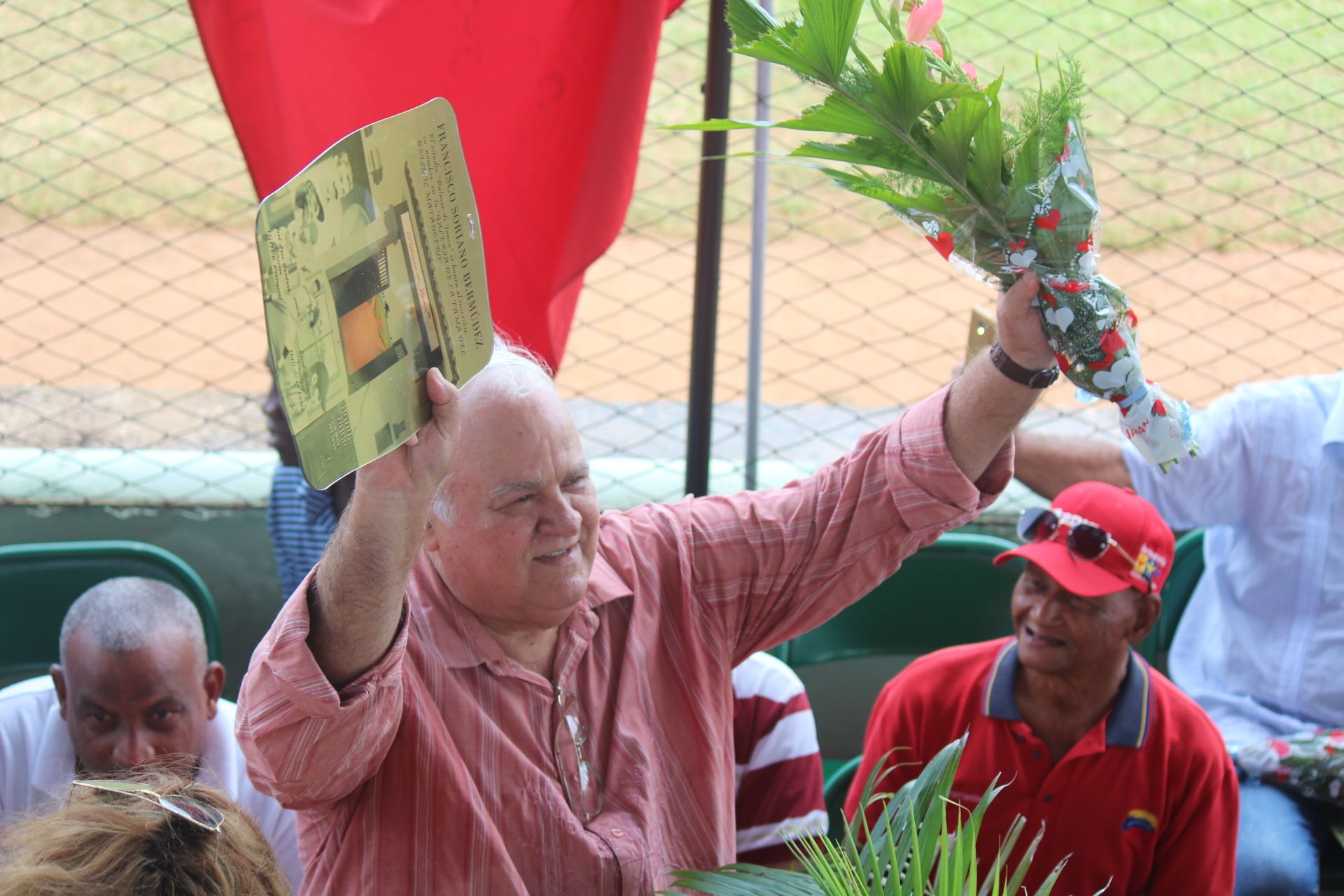 El premio a "Pancho" Soriano es también un reconocimiento a la prensa deportiva que se ha dedicado al béisbol. Foto: Isabel Aguilera Aguilar/Trabajadores