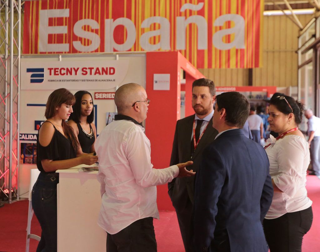 Empresarios y visitantes conversan en el pabellón de España en la Feria Internacional de la Habana Fihav 2018. Foto: Yander Zamora / EFE / Archivo.