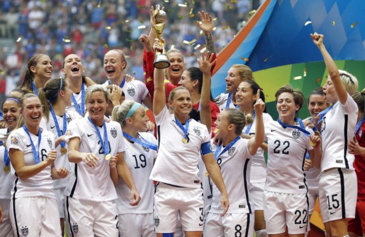 La selección de mujeres de Estados Unidos festeja tras vencer a Japón en la final de la Copa del Mundo femenil en Vancouver, Canadá, el 5 de julio de 2015. Foto: Elaine Thompson / AP.