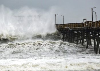 Las olas azotan el restaurante Oceana Pier&Pier House en Atlantic Beach, Carolina del Norte, el jueves 13 de septiembre de 2018 a medida que se acercaba el huracán Florence. Foto: Travis Long /The News &Observer vía AP.