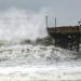 Las olas azotan el restaurante Oceana Pier&Pier House en Atlantic Beach, Carolina del Norte, el jueves 13 de septiembre de 2018 a medida que se acercaba el huracán Florence. Foto: Travis Long /The News &Observer vía AP.
