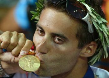 Gal Friedman con la medalla de oro ganada en Atenas 2004. Foto: AP