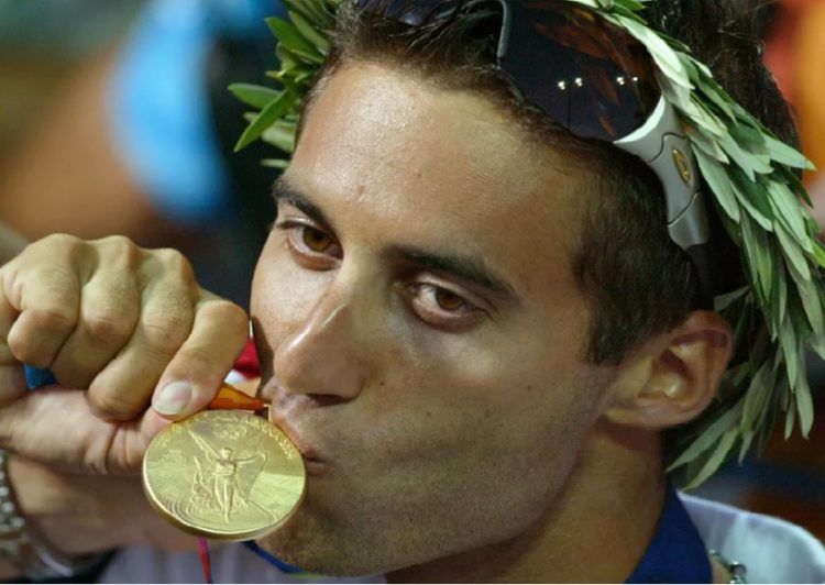 Gal Friedman con la medalla de oro ganada en Atenas 2004. Foto: AP