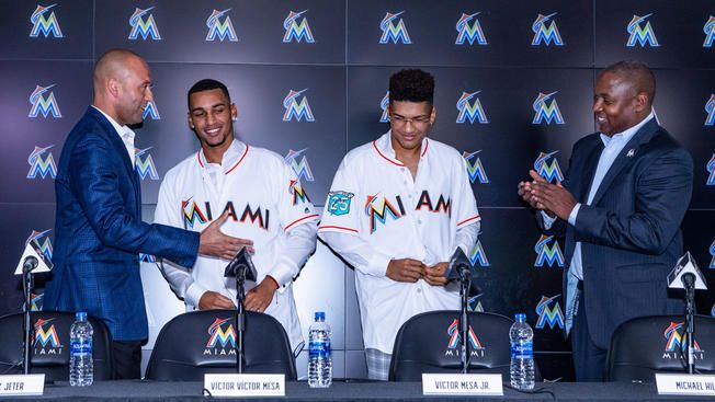 Los principales dirigentes de los Marlins de Miami, Derek Jeter y Mike Hill, presentaron a los hermanos Mesa. Foto: Getty Images