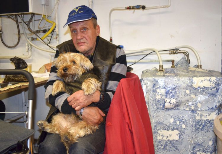 Ferenc Ribeny y su perro Mazli están en un albergue para personas sin hogar en Budapest, Hungría, el domingo 14 de octubre de 2018. (AP Foto/Pablo Gorondi)